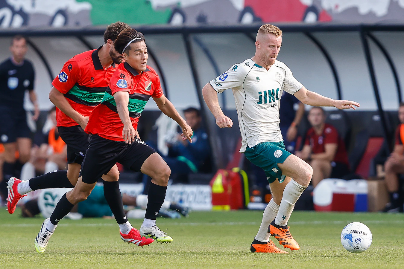 荷甲一前锋实际是业余球员，靠哥哥在球队当总监获得踢球机会