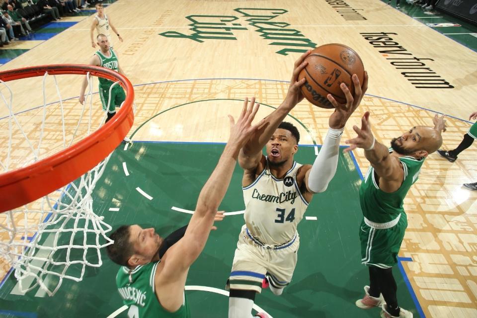 字母哥复出19+11！绿军大胜雄鹿巩固东部第二 普里查德25+9